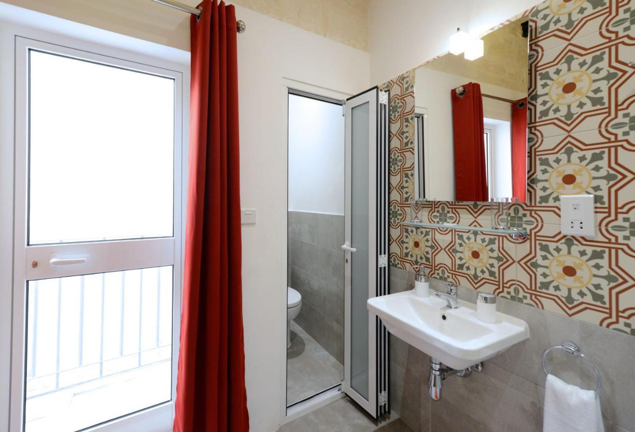 Private Rooms With Bathroom In La Valletta Esterno foto